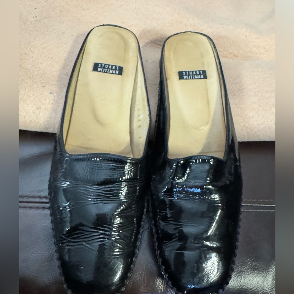 Stuart Weitzman Mule/Slippers in patent leather. 
Size 7.5